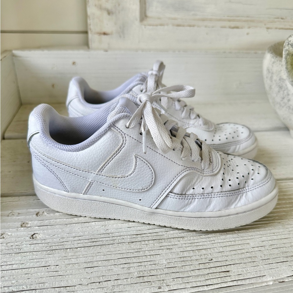 NIKE, COURT VISION, CD5434-100, WOMENS LOW TOP TENNIS SHOES. SIZE 6 1/2